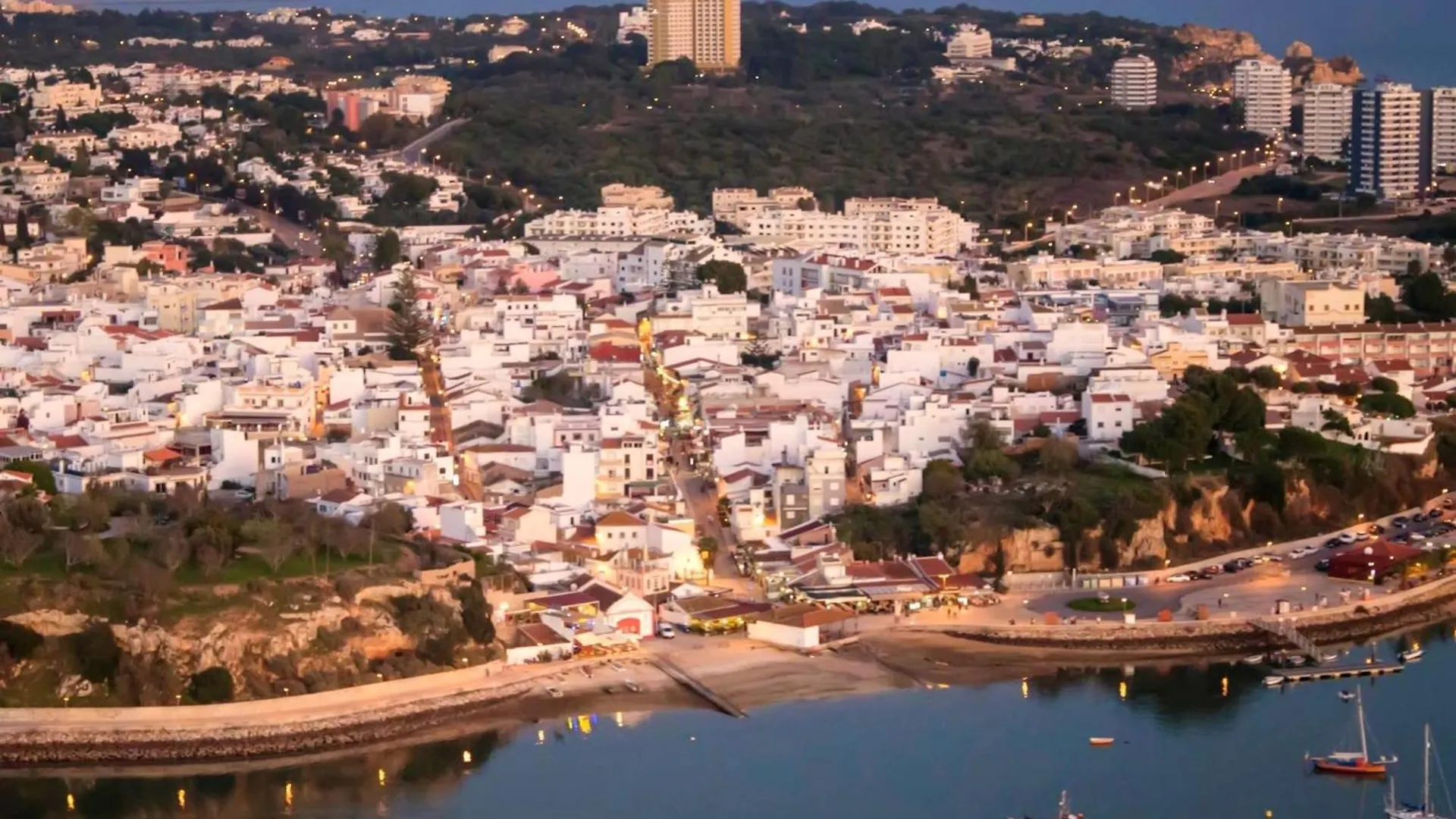 Spacious Apartment In Alvor 100 M² With Shared Pool 0*,  葡萄牙